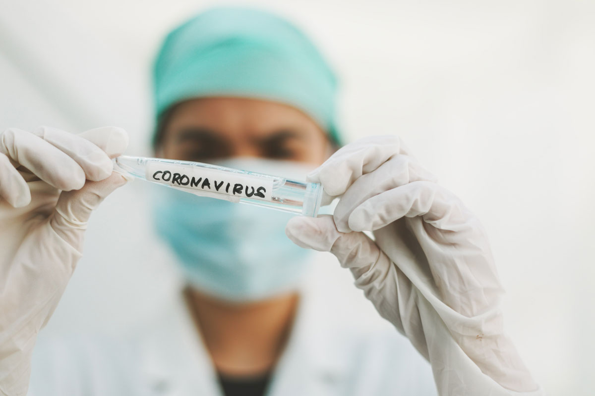 Medecins flacons avec coronavirus